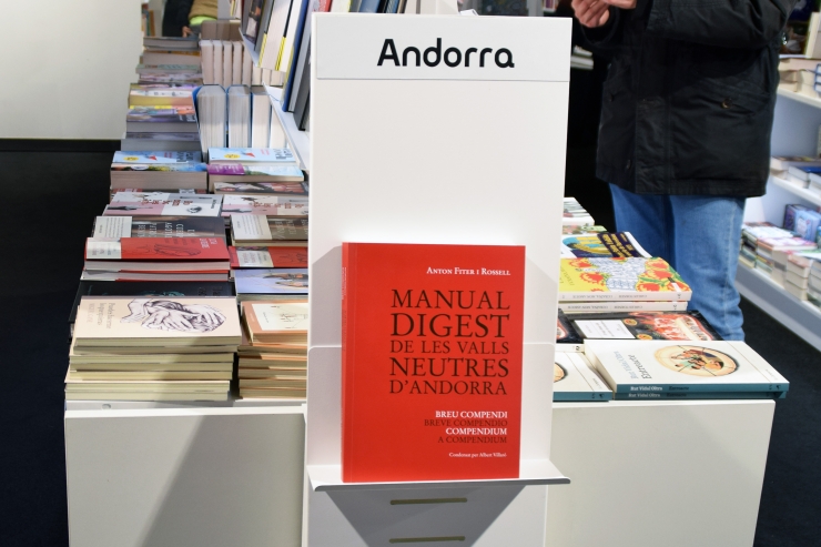 Mostra d'un llibre que parla sobre Andorra a la llibreria de la FNAC.